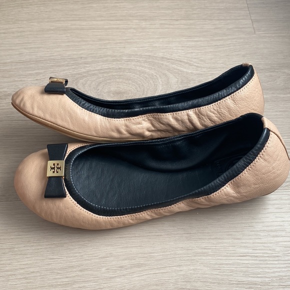 New in box Tory Burch Eddie flats in Camellia Pink and black - Picture 4 of 7